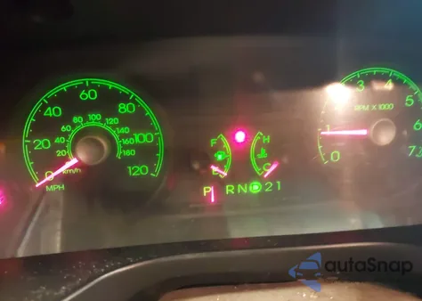 2006 Lincoln Town Car Signature Limited из США, поврежденный, VIN 1LNHM82W36Y632276